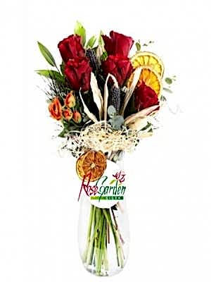 Vazoda Kırmızı Gül 