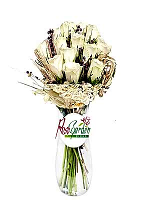 Vazoda Sade Beyaz Güller